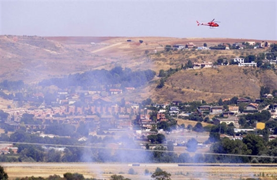 Mentőhelikopter köröz a Spanair 5022-es járatának roncsai körül 2008-ban